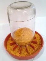Кормушка для кур под банку